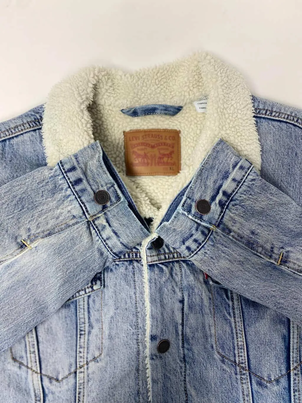 Men’s Levis denim sherpa trucker jacket in blue with white collar – Large / XL