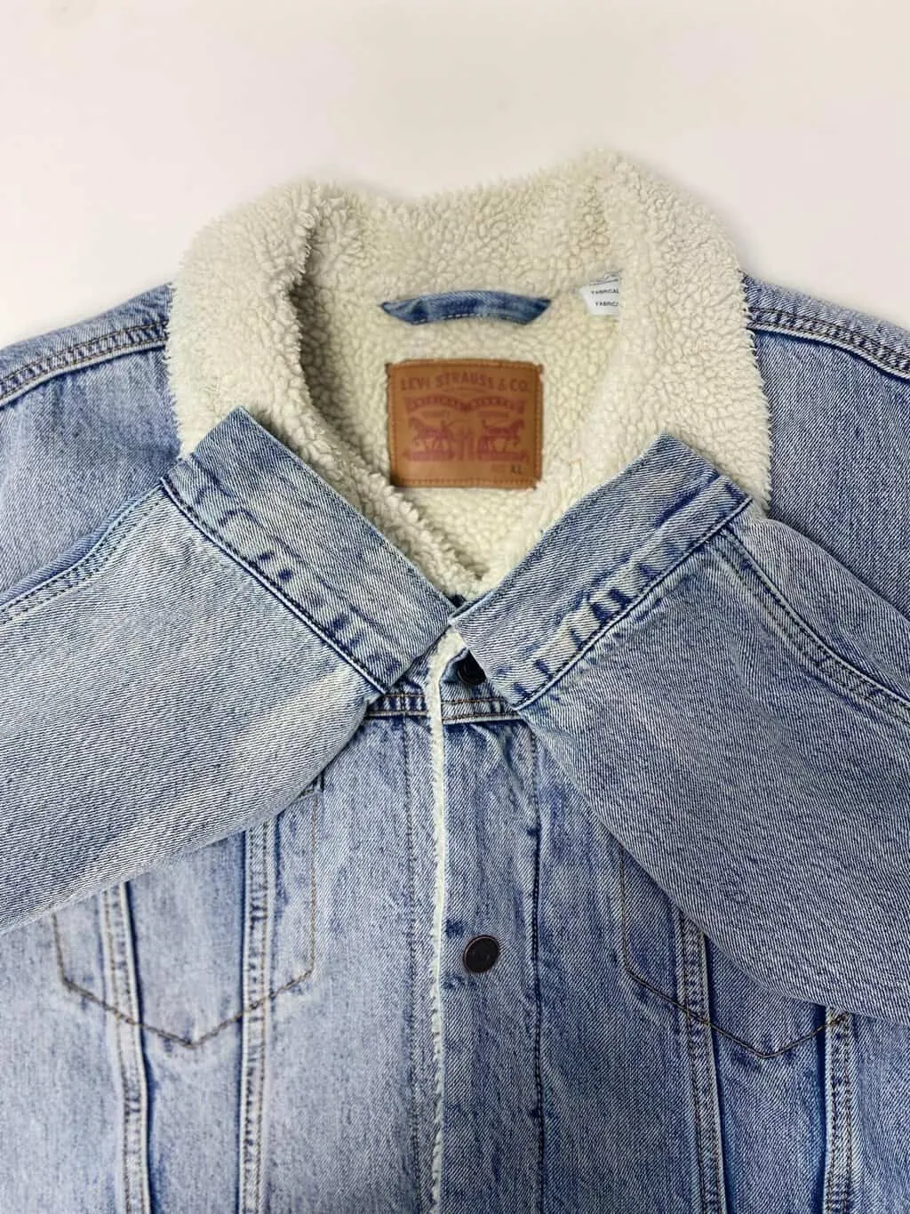 Men’s Levis denim sherpa trucker jacket in blue with white collar – Large / XL